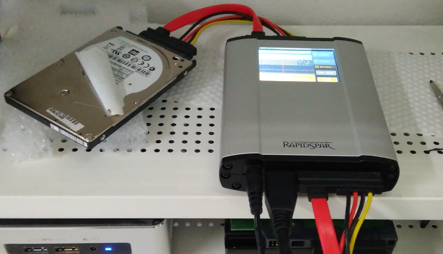 Hard disk collegato a uno strumento di acquisizione
